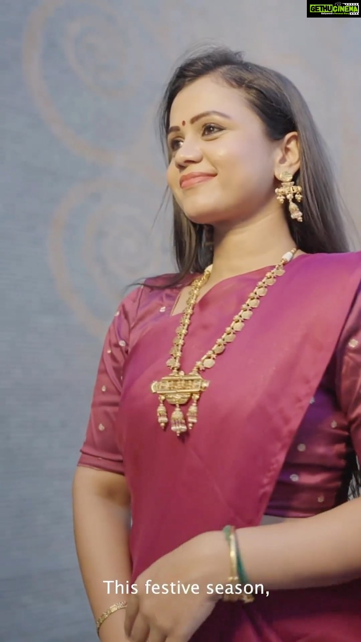 Manimegalai Instagram - When it comes to jewellery, I’m always looking for pieces that have a story to tell. And with intricately designed pieces that reflect the glory of the Golden Age, @tanishqjewellery Chozha collection does exactly that. The Chozha Coin Necklace is a personal favourite of mine that is conceptualised around bronze coins that were considered to be symbols of prosperity. To give this piece the spotlight it deserves, I’ve paired it with a simple saree in a dark tone to dial up its antique finish. Visit your nearest @tanishqjewellery store to find a Chozha piece that reflects the richness of the Tamil heritage. #TanishqCelebratesChozha