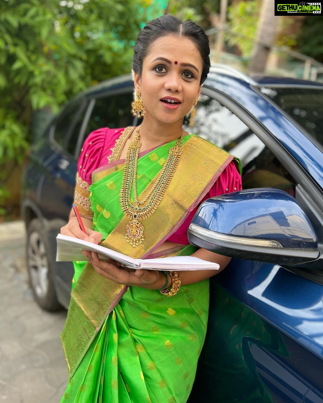 Manimegalai Instagram - Ennoda Total arivayum kotti eluthuna pattimandram points ellamey indha Note la than iruku 😹😃 Ayudha pooja & Vijayadasami spcl pattimandram 🎤 on @vijaytelevision 💛 அனைவருக்கும் இனிய ஆயுத பூஜை மற்றும் விஜயதசமி தின வாழ்த்துக்கள் 🥰 Blouse work : @tweety_threads Jewellery: @new_ideas_fashions