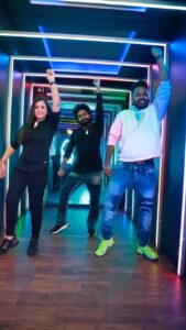 Manimegalai Instagram - Naanum aaduven la Dance uh 😹😹
Vibing to @gvprakash #1minmusic #patakpatak 
With two amazing dancers @mehussain_7 @gvprakash 🕺

@timesquarerestobar @sonymusic_south 
#HussainManimegalai #dance