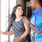 Manimegalai Instagram - Felt romantic by this song 🥰😜 @mehussain_7 Our recent fav💛 @sonymusic_south #EnVaanathilVandha #Liger #romance #HussainManimegalai #couple