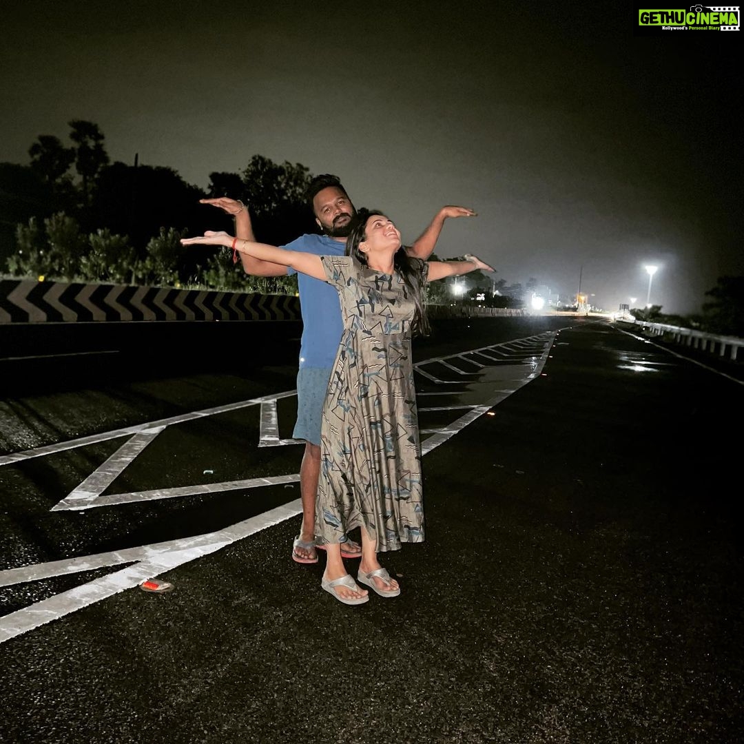Manimegalai Instagram - About Last Nyt ☔️🌧 Oru azhagana pose ah Spoil pannitan @mehussain_7 🤦 #HussainManimegalai