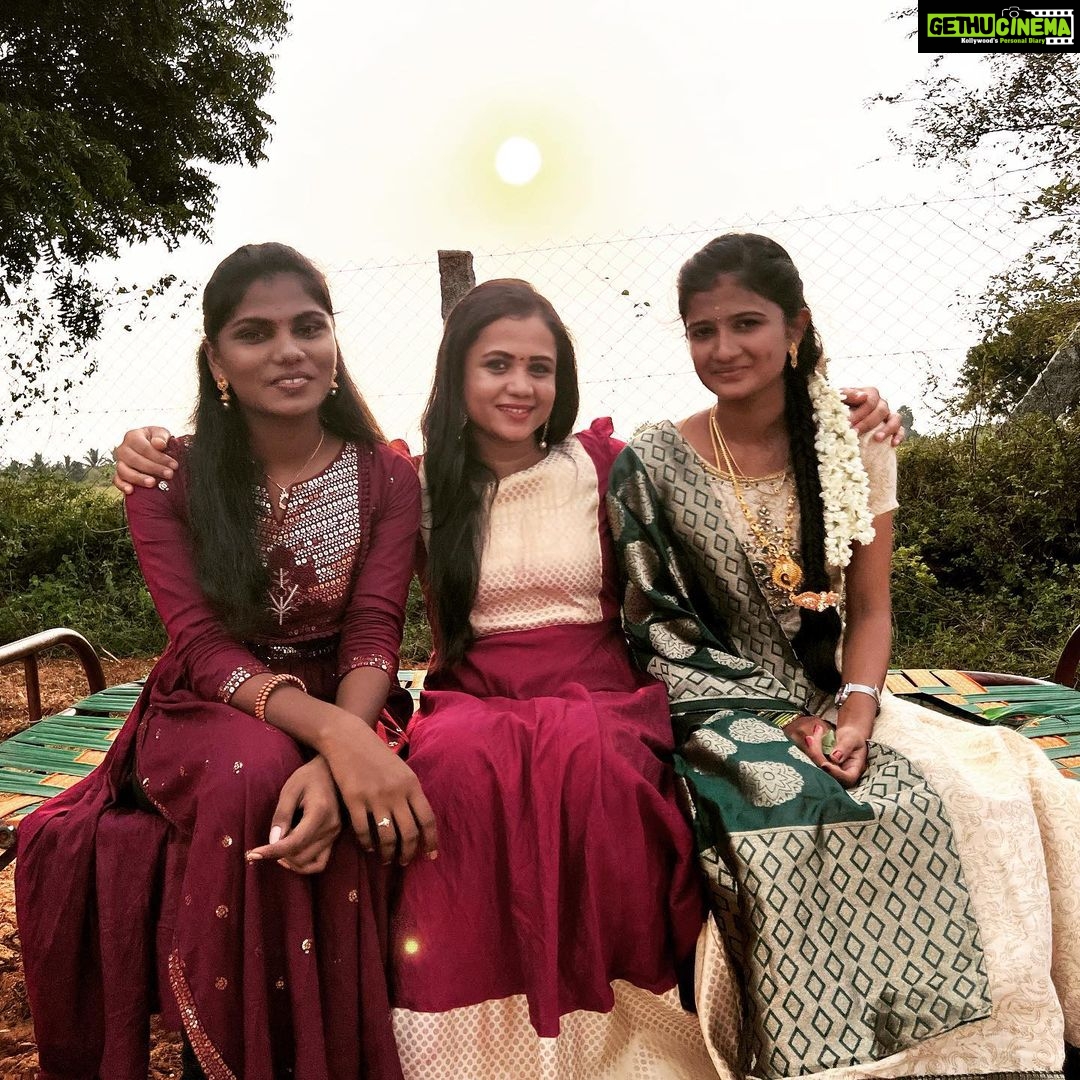 Manimegalai Instagram - Happy Diwali 🎉🎉 Wishes to all of you From all of us 💛🥰 Happy pictures from Our diwali celebration at HM Land 🕺 #happydiwali