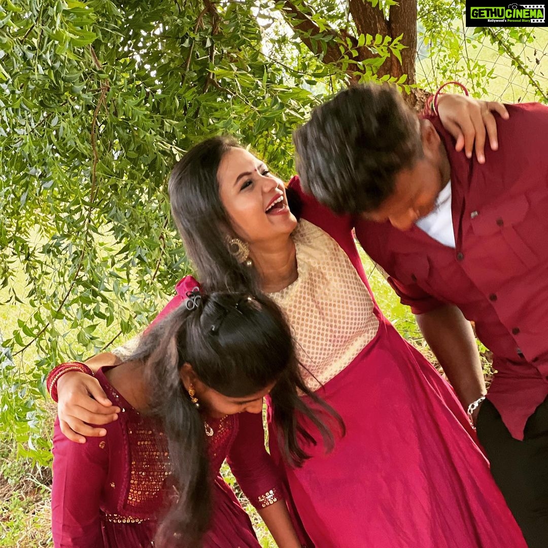 Manimegalai Instagram - Happy Diwali 🎉🎉 Wishes to all of you From all of us 💛🥰 Happy pictures from Our diwali celebration at HM Land 🕺 #happydiwali