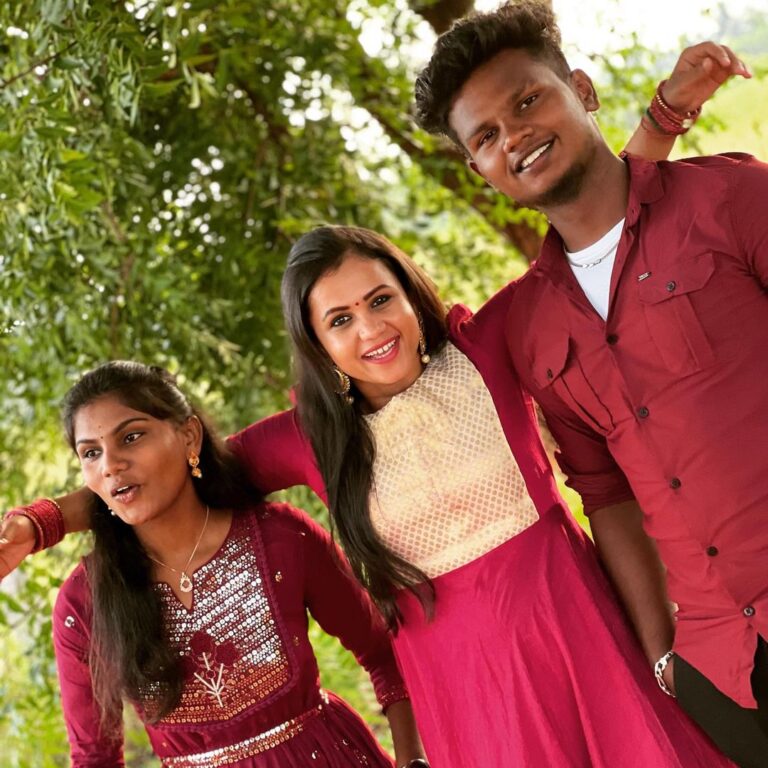 Manimegalai Instagram - Happy Diwali 🎉🎉 Wishes to all of you From all of us 💛🥰 Happy pictures from Our diwali celebration at HM Land 🕺 #happydiwali