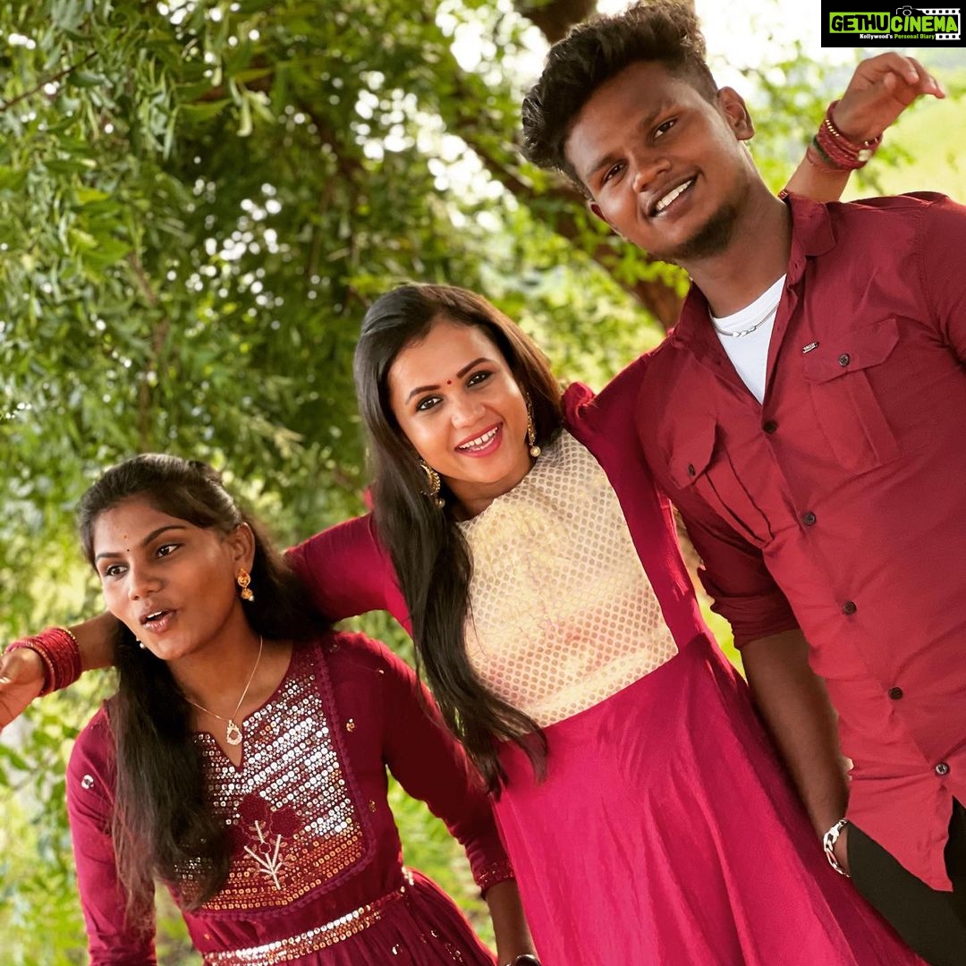Manimegalai Instagram - Happy Diwali 🎉🎉 Wishes to all of you From all of us 💛🥰 Happy pictures from Our diwali celebration at HM Land 🕺 #happydiwali