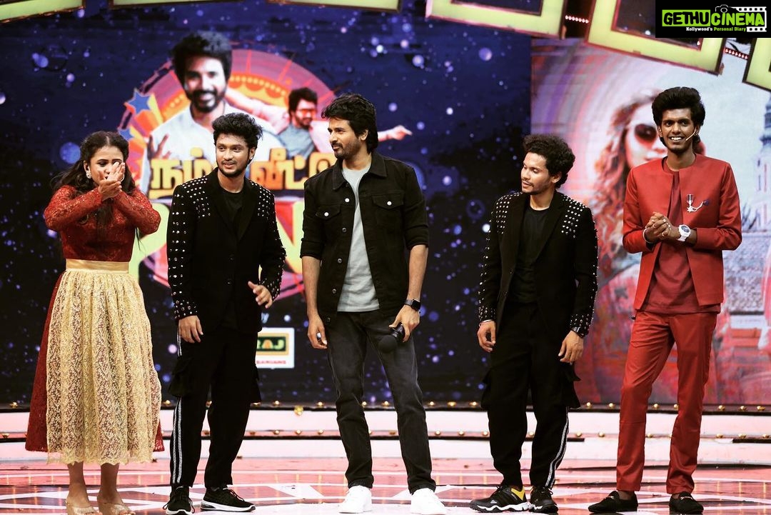 Manimegalai Instagram - Happy Diwaliiii Chottiiiii’s 🎉🎉 Have a fun time watching Super Fun Diwali Spcl Show with @sivakarthikeyan & #prince Movie team - “ Namma Veetu Prince” on @vijaytelevision at 3:30 PM tomo 🎉 Director : @duraiadams EP : @surendarvr #diwali #AnchorManimegalai #sivakarthikeyan #vijaytelevision