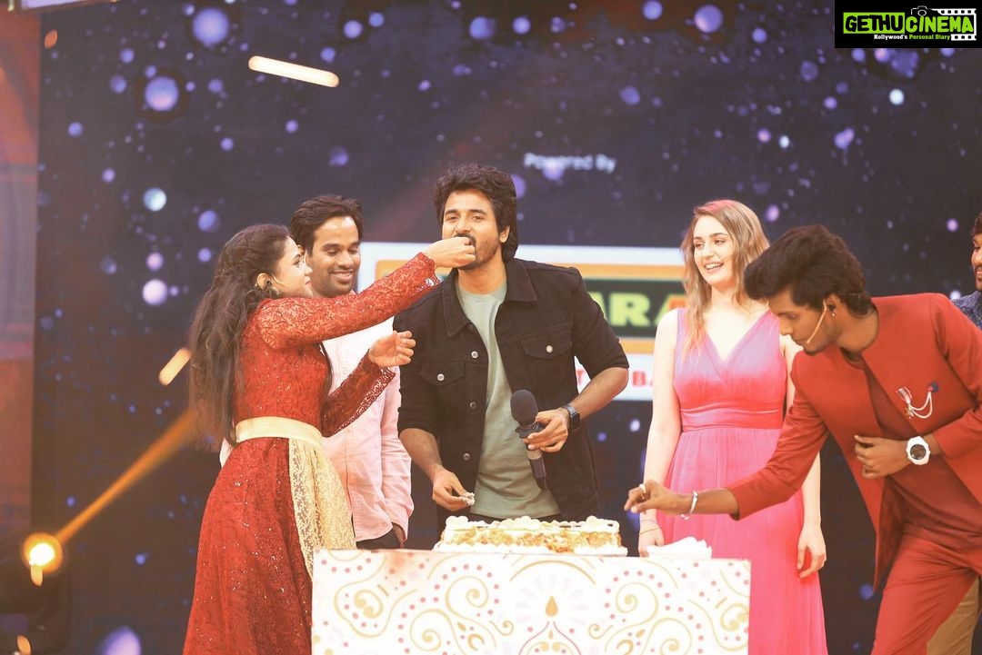 Manimegalai Instagram - Happy Diwaliiii Chottiiiii’s 🎉🎉 Have a fun time watching Super Fun Diwali Spcl Show with @sivakarthikeyan & #prince Movie team - “ Namma Veetu Prince” on @vijaytelevision at 3:30 PM tomo 🎉 Director : @duraiadams EP : @surendarvr #diwali #AnchorManimegalai #sivakarthikeyan #vijaytelevision