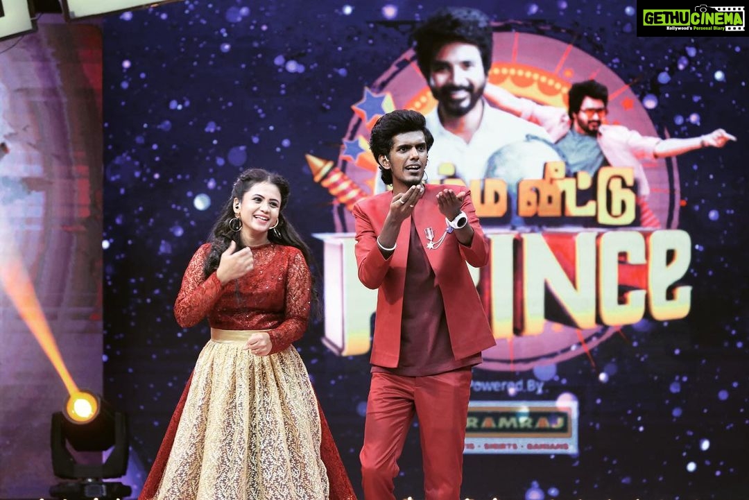 Manimegalai Instagram - Happy Diwaliiii Chottiiiii’s 🎉🎉 Have a fun time watching Super Fun Diwali Spcl Show with @sivakarthikeyan & #prince Movie team - “ Namma Veetu Prince” on @vijaytelevision at 3:30 PM tomo 🎉 Director : @duraiadams EP : @surendarvr #diwali #AnchorManimegalai #sivakarthikeyan #vijaytelevision
