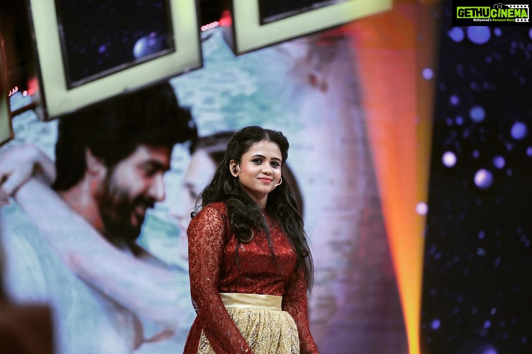 Manimegalai Instagram - Happy Diwaliiii Chottiiiii’s 🎉🎉 Have a fun time watching Super Fun Diwali Spcl Show with @sivakarthikeyan & #prince Movie team - “ Namma Veetu Prince” on @vijaytelevision at 3:30 PM tomo 🎉 Director : @duraiadams EP : @surendarvr #diwali #AnchorManimegalai #sivakarthikeyan #vijaytelevision