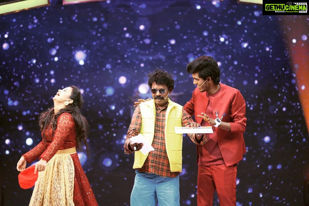 Manimegalai Instagram - Happy Diwaliiii Chottiiiii’s 🎉🎉 Have a fun time watching Super Fun Diwali Spcl Show with @sivakarthikeyan & #prince Movie team - “ Namma Veetu Prince” on @vijaytelevision at 3:30 PM tomo 🎉 Director : @duraiadams EP : @surendarvr #diwali #AnchorManimegalai #sivakarthikeyan #vijaytelevision