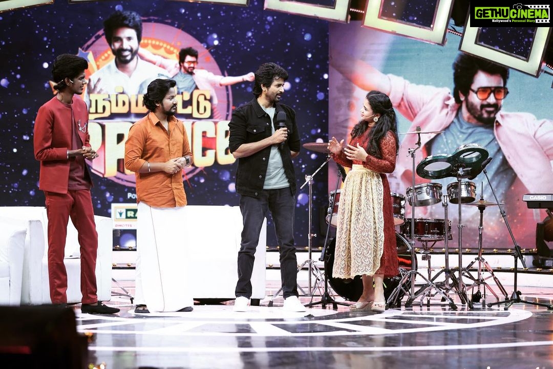 Manimegalai Instagram - Happy Diwaliiii Chottiiiii’s 🎉🎉 Have a fun time watching Super Fun Diwali Spcl Show with @sivakarthikeyan & #prince Movie team - “ Namma Veetu Prince” on @vijaytelevision at 3:30 PM tomo 🎉 Director : @duraiadams EP : @surendarvr #diwali #AnchorManimegalai #sivakarthikeyan #vijaytelevision