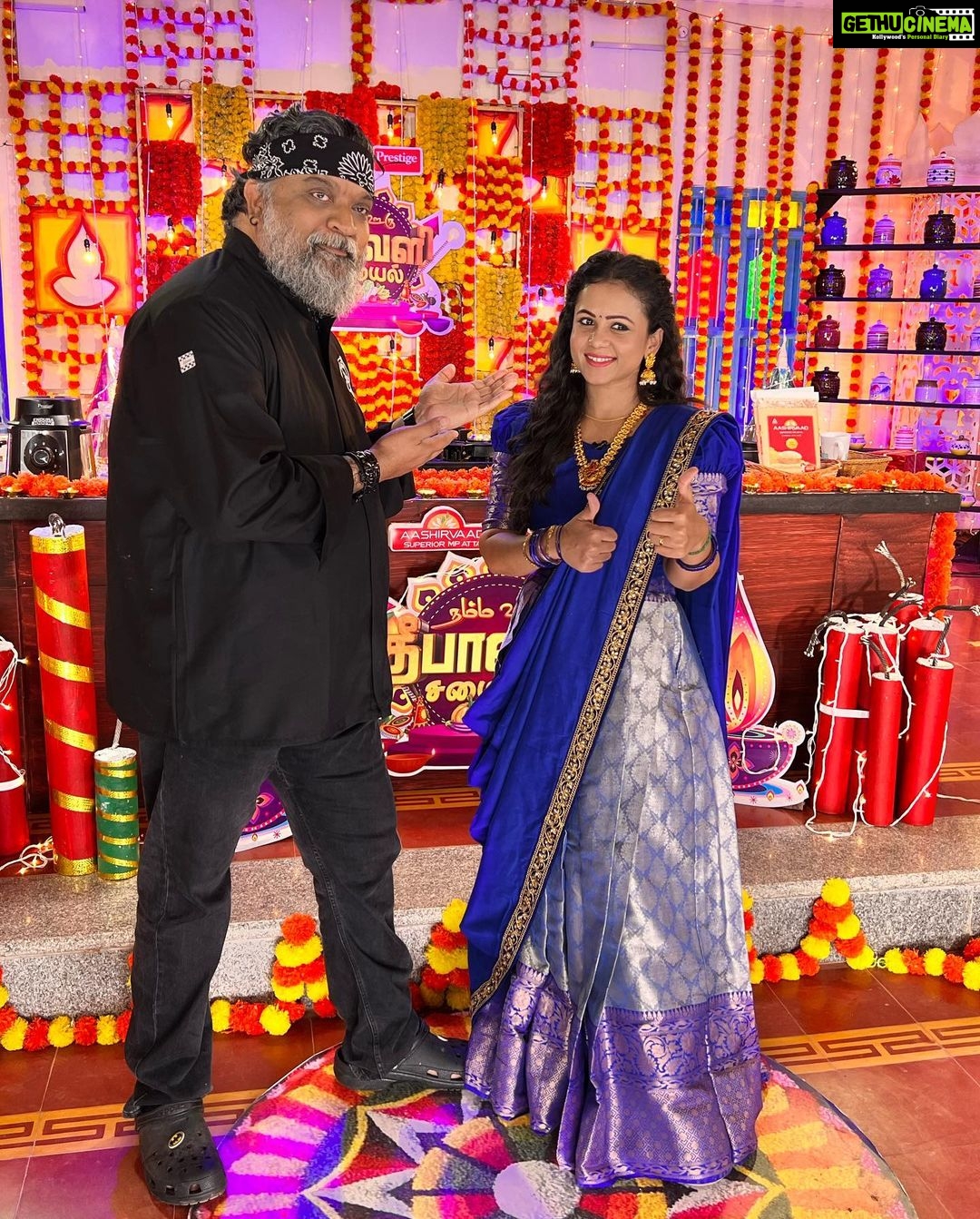 Manimegalai Instagram - Diwali Vibe @vijaytelevision la Start ayiduchu 🎉🕺 Anchoring for a New Show “Namma Ooru Deepavali Samayal” Mon - fri, 5:30 PM🙌 Do watch & enjoy learning new dishes for #diwali 💛 Director : @ponnelan Executive Producer : @surendarvr Production : @globalvillagers Script writer : @vjsaravanakumar_sk Chef : @themadchefindia Anchor : Manimegalai 🙋♀️ #diwali #festival #vijaytelevision