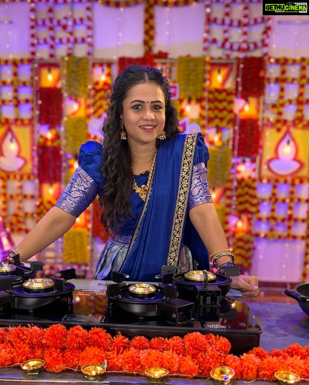 Manimegalai Instagram - Diwali Vibe @vijaytelevision la Start ayiduchu 🎉🕺 Anchoring for a New Show “Namma Ooru Deepavali Samayal” Mon - fri, 5:30 PM🙌 Do watch & enjoy learning new dishes for #diwali 💛 Director : @ponnelan Executive Producer : @surendarvr Production : @globalvillagers Script writer : @vjsaravanakumar_sk Chef : @themadchefindia Anchor : Manimegalai 🙋‍♀️ #diwali #festival #vijaytelevision
