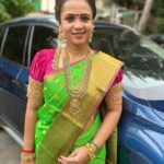 Manimegalai Instagram - Ennoda Total arivayum kotti eluthuna pattimandram points ellamey indha Note la than iruku 😹😃 Ayudha pooja & Vijayadasami spcl pattimandram 🎤 on @vijaytelevision 💛 அனைவருக்கும் இனிய ஆயுத பூஜை மற்றும் விஜயதசமி தின வாழ்த்துக்கள் 🥰 Blouse work : @tweety_threads Jewellery: @new_ideas_fashions