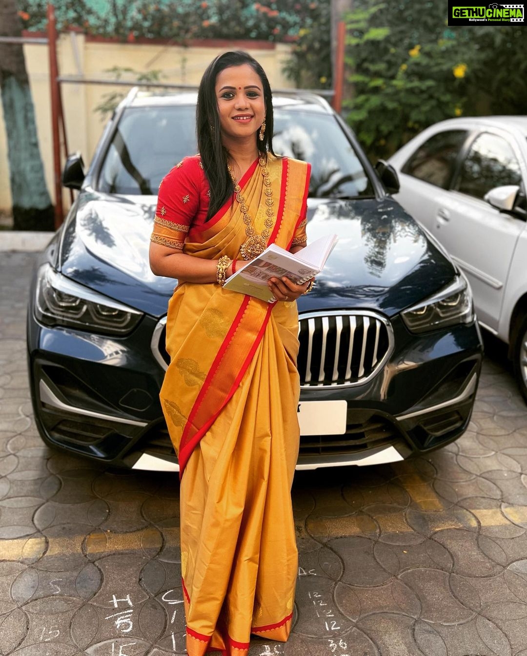 Manimegalai Instagram - Ennoda Total arivayum kotti eluthuna pattimandram points ellamey indha Note la than iruku 😹😃 Ayudha pooja & Vijayadasami spcl pattimandram 🎤 on @vijaytelevision 💛 அனைவருக்கும் இனிய ஆயுத பூஜை மற்றும் விஜயதசமி தின வாழ்த்துக்கள் 🥰 Blouse work : @tweety_threads Jewellery: @new_ideas_fashions