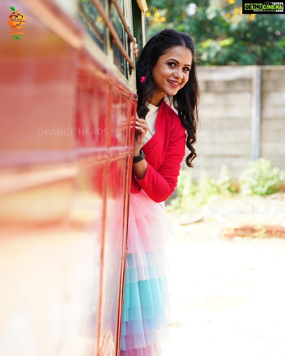 Manimegalai Instagram - Butterfly Manimegalai 🦋😜 Colourful Outfit for Hosting #vinayagarchathurthi Spcl show “Boss Babies” at 4 PM, Today on @vijaytelevision @orangeheadsproduction MUA : @nirmala_makeupartistry #AnchorManimegalai #vijaytelevision