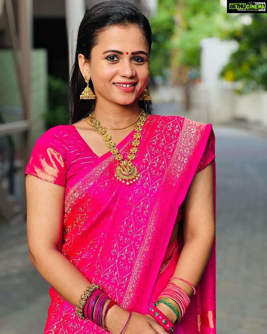 Manimegalai Instagram - Naalaiku 9:30 AM as a “பட்டிமன்ற பேச்சு புயல் “ 😜🤪 on @vijaytelevision 🙌 #vinayagarchathurthi Spcl 💛 #vijaytelevision #Manimegalai Check out this new Shoot day routine Vlog on #HussainManimegalai channel. Link on BIO 😎