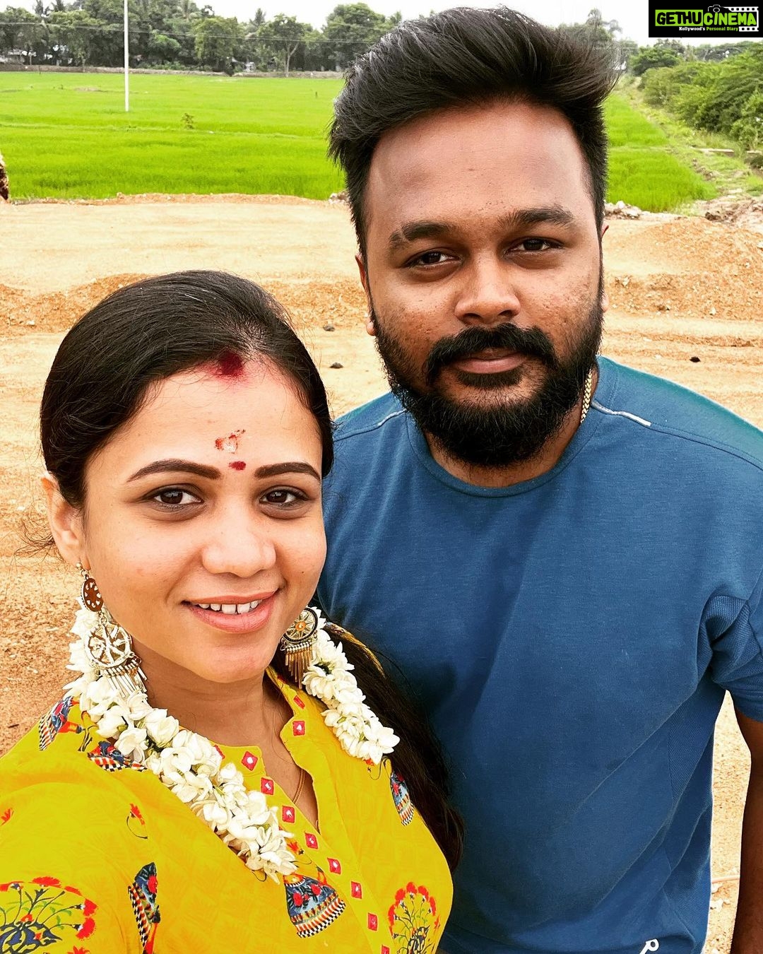 Manimegalai Instagram - Great Morning dharisanam at ஆலங்குடி குரு பகவான் கோவில் , கும்பகோணம் 🙏 @mehussain_7 Sending positive vibes to all of you my Chottiiiii’s 💛 May all good things happen to all of us 🫶 #HussainManimegalai Alangudi Guru(Jupiter) Temple, Alangudi