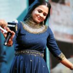 Manimegalai Instagram - Namma eppomey Fun Mode than 😃 Clicks from Special Event for @karthi_offl by @behindwoodsofficial 🙌Outfit from @rihanadesigner 💛 #Manimegalai #Host #shoottime