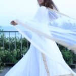 Manimegalai Instagram - White dress la paaka na Angel maari irupenu ellarum sollumbodhu na nambala 🐒 Ipo than athu Unmai nu purithu 😜 Beautiful outfit from @chakrabortymukta 💛 For kanyakumari college event. Photoshoot & Videography done by Behindwoods Ash 🙌 Thanks for amazing pics & video : @_iamsaravanan_ & @karthikchandhru.c #HussainManimegalai #reelsindia