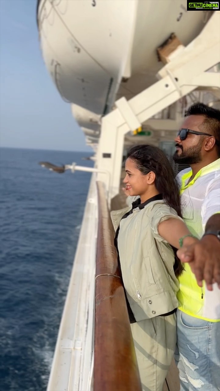 Manimegalai Instagram - Chinna Vayasula Titanic Movie pathadhula irundhu aasai, ship la pogumbothu indha video edukanumnu 😹 Now Mission accomplished at Cordelia Cruise 🕺 @pickyourtrail @Cordeliacruises