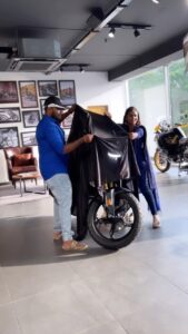 Manimegalai Instagram - New Bike Delivery 💛🎉
@mehussain_7 ‘s bday Gift task completed ;)

Vlog out on #HussainManimegalai Youtube Channel. Delivery New vlog link in BIO & Story 😎
#reels #reelsinstagram #bmwbike