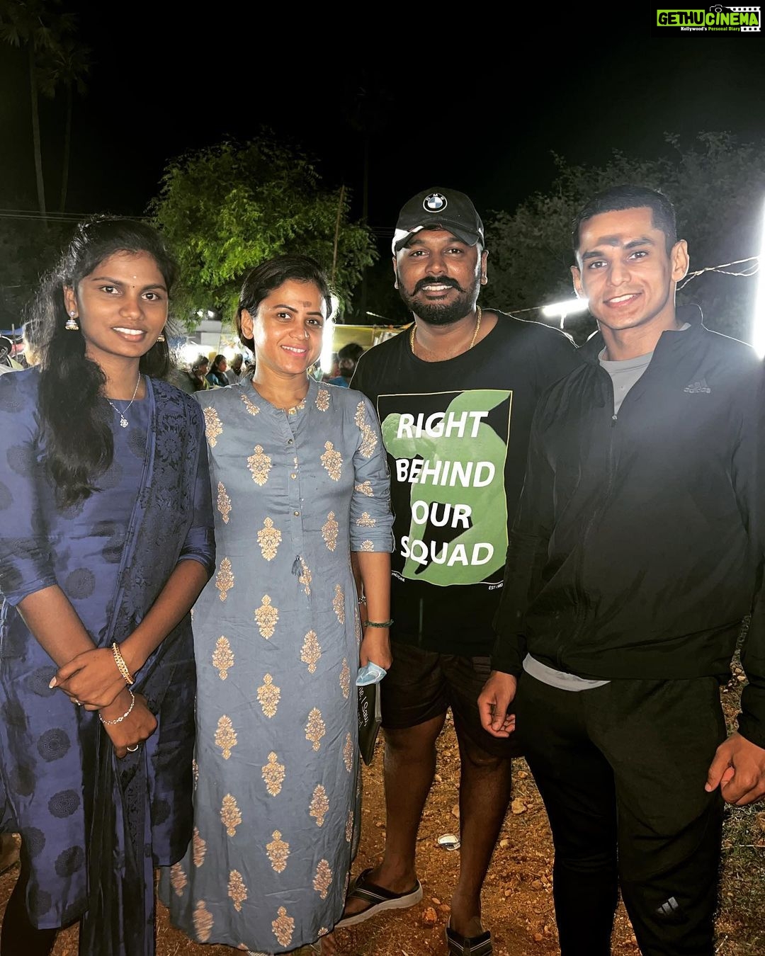 Manimegalai Instagram - உழைப்பாளர்கள் தினத்தன்று கூட உழைக்காமல் ஊர் சுற்றும் சங்கத்தின் சார்பாக உழைப்பாளர்கள் தின வாழ்த்துக்கள் 🕺 இப்படிக்கு, தலைவி : மணிமேகலை உறுப்பினர்கள் : ஹுசைன் குணா மற்றும் பிரியா #Villagelife #thiruvizha