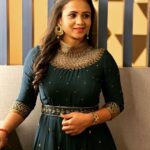 Manimegalai Instagram – Namma eppomey Fun Mode than 😃 Clicks from Special Event for @karthi_offl by @behindwoodsofficial 🙌Outfit from @rihanadesigner 💛

#Manimegalai #Host #shoottime