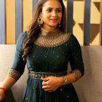 Manimegalai Instagram - Namma eppomey Fun Mode than 😃 Clicks from Special Event for @karthi_offl by @behindwoodsofficial 🙌Outfit from @rihanadesigner 💛 #Manimegalai #Host #shoottime