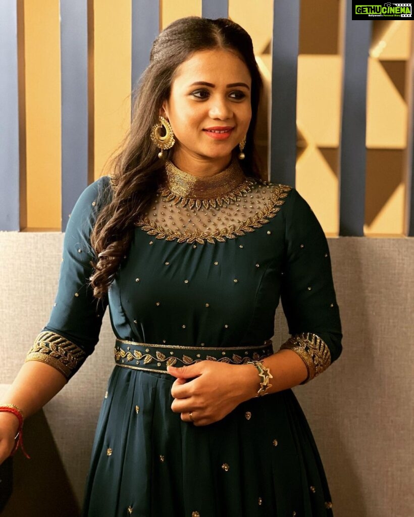 Manimegalai Instagram - Namma eppomey Fun Mode than 😃 Clicks from Special Event for @karthi_offl by @behindwoodsofficial 🙌Outfit from @rihanadesigner 💛 #Manimegalai #Host #shoottime