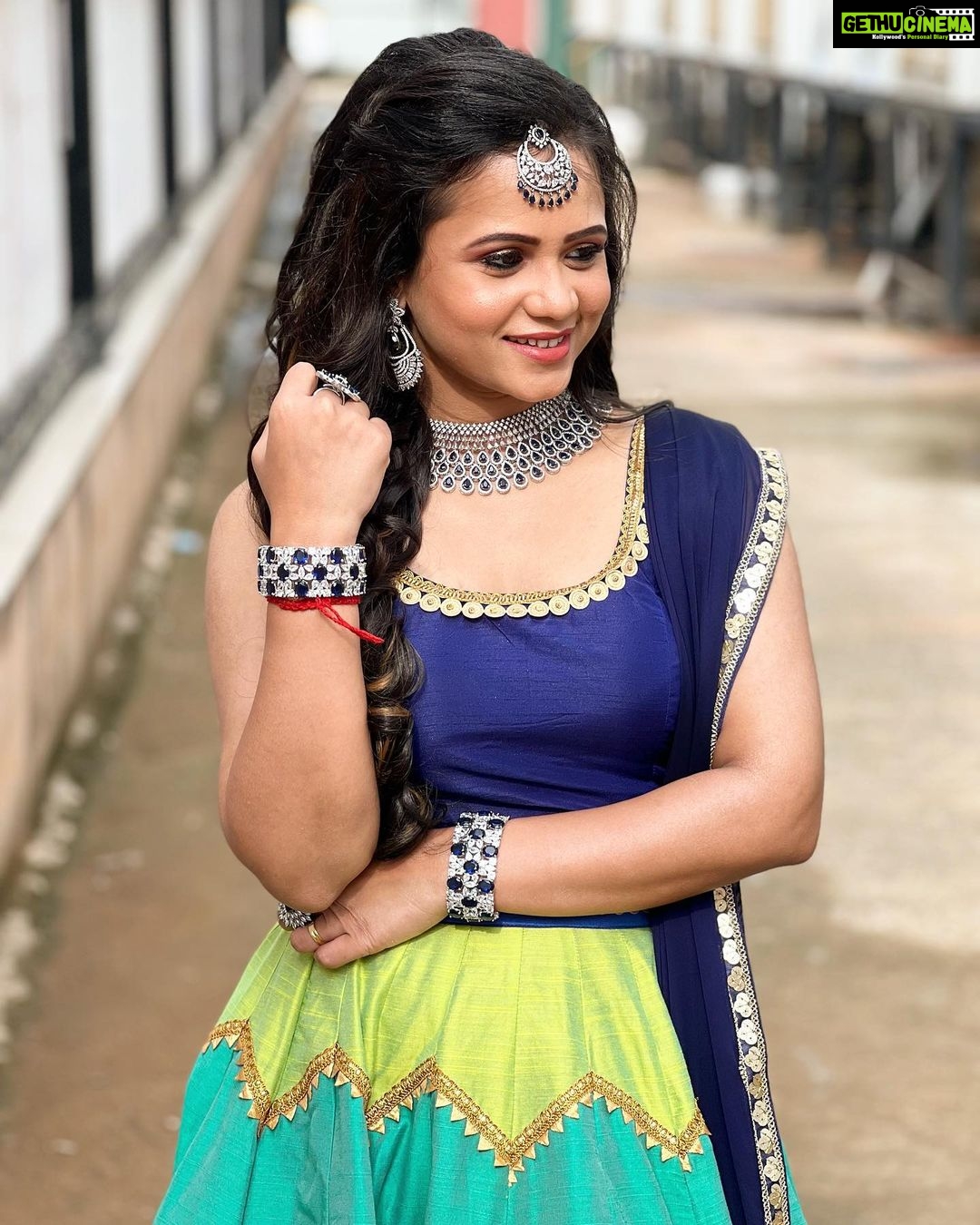 Manimegalai Instagram - Beautiful girl look 😛 In Love with this beautiful outfit for Hosting “Raja Rani 500 Celebration” - Special Programme for Aug 15th,4 PM 🎥 @vijaytelevision @globalvillagers Outfit : @andy_k_studio Jewells : @new_ideas_fashions MUA : @nirmala_makeupartistry #Manimegalai #Anchor #vijaytelevision