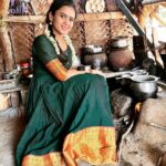 Manimegalai Instagram – Indha Maari oru pleasant & Simple Kitchen kuduthurundha eppovo Cook panna kathurupen 🥰😇😛 
Costume : @alankar.chennai 
#VillageSeries #HussainManimegalai