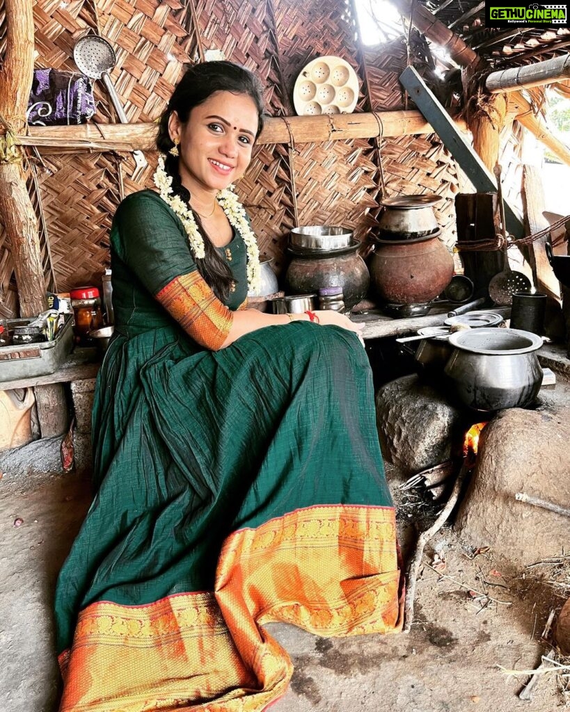 Manimegalai Instagram - Indha Maari oru pleasant & Simple Kitchen kuduthurundha eppovo Cook panna kathurupen 🥰😇😛 Costume : @alankar.chennai #VillageSeries #HussainManimegalai
