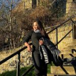 Manimegalai Instagram - Oru Veyiluku evlo alayavendiyadha iruku 🐒 Finally after 10 days, Edinburgh la oru street la kedachudhu 😝☀️ Tnx to my Edinburgh photographer @mehussain_7 😘😝 #sunkissed #scotland #HussainManimegalai #edinburgh #travel Edinburgh Castle, Scotland