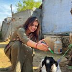 Manimegalai Instagram - I’m back ☀️ After 2 weeks of Suffering from Viral Fever. New year la affect aagi pongaluku than thirumba vandhuruken ! Year oda starting eh tharama iruku 🐒 May all good things happen to all of us 💛 இனிய பொங்கல் நல்வாழ்த்துக்கள் 🎑 PC : @gunasphere #pongal #HussainManimegalai #Village