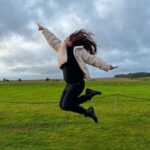 Manimegalai Instagram - Hussain ku competition ah indha post ah erakaren 😹😹 Nanum parandhu pose kudupen la 😝🕺 Flying to 2023 with Sooo much Excitement 😹🥰🇬🇧 & Thank you 2022 for beautiful moments & life lessons 💛 Also tnx to all my Chottiiiii’s who made this year spcl for me as always 😘 ( caption um copy 🤣) #london #HussainManimegalai #londondiaries #newyear #2023 Stonehedge, England