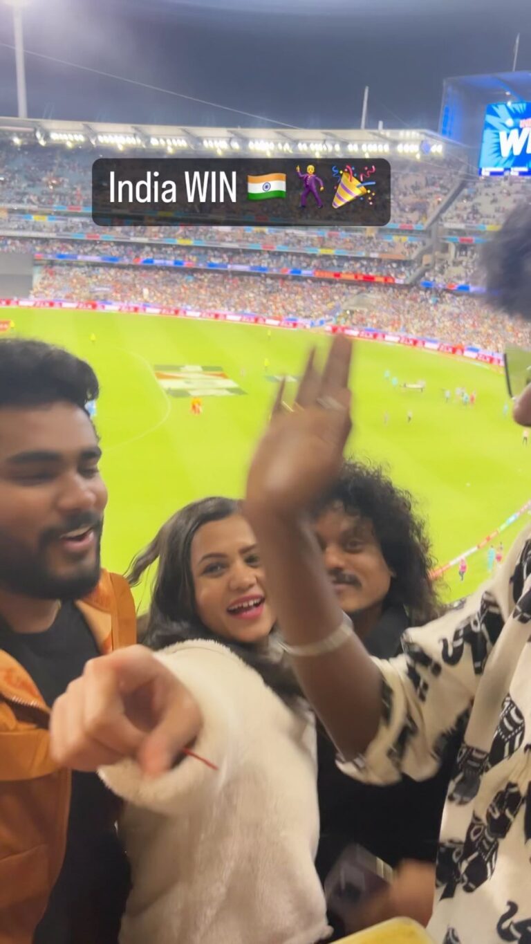 Manimegalai Instagram - India WIN yayyyyyyy 🎉🎉🎉🕺🕺🕺🕺🔥🔥🔥 @samvishal0928 @vijaytvpugazh @bjbala_kpy @pickyourtrail #India #worldcup #cricket #match #MCG #melbournecricketground #t20 Melbourne Cricket Ground (MCG)