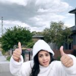 Manimegalai Instagram - Velinaatu bomma maariye iruken la 🥰😹 Australia va suthi paaka poren today 🕺 VC : @nikhil_mathew83 bro 💛 #reels #melbourne #travel #comedyvideos