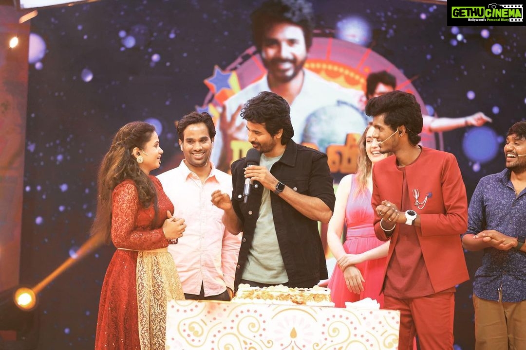 Manimegalai Instagram - Happy Diwaliiii Chottiiiii’s 🎉🎉 Have a fun time watching Super Fun Diwali Spcl Show with @sivakarthikeyan & #prince Movie team - “ Namma Veetu Prince” on @vijaytelevision at 3:30 PM tomo 🎉 Director : @duraiadams EP : @surendarvr #diwali #AnchorManimegalai #sivakarthikeyan #vijaytelevision