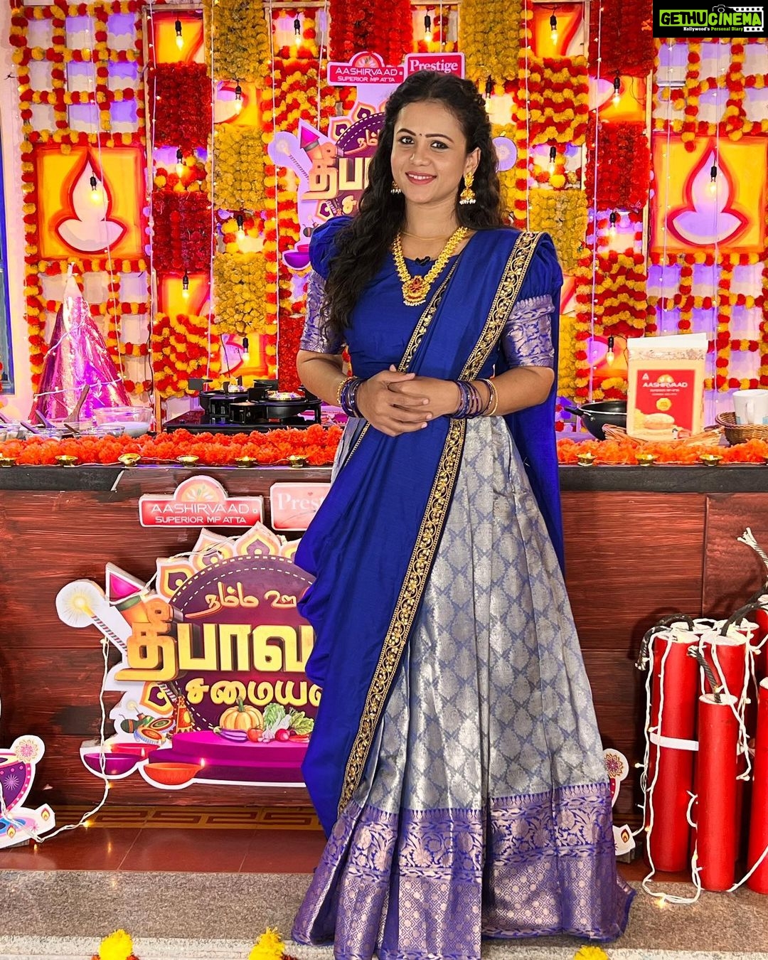Manimegalai Instagram - Diwali Vibe @vijaytelevision la Start ayiduchu 🎉🕺 Anchoring for a New Show “Namma Ooru Deepavali Samayal” Mon - fri, 5:30 PM🙌 Do watch & enjoy learning new dishes for #diwali 💛 Director : @ponnelan Executive Producer : @surendarvr Production : @globalvillagers Script writer : @vjsaravanakumar_sk Chef : @themadchefindia Anchor : Manimegalai 🙋‍♀️ #diwali #festival #vijaytelevision