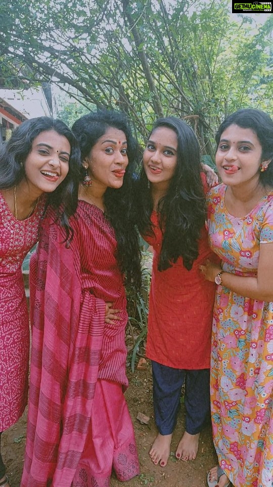 Manju Pathrose Instagram - Aliyans fam❣️ Video with my muthmanis @__reshma__r__nair__ @as__akshaya____ @greeshmaa_ramesh_ Videography @_smitha__anil_ #video #new #reelsvideo #newone❤️ #tamilsong #eveningvibes #