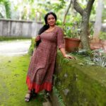 Manju Pathrose Instagram - 🎶 അന്നെൻ്റെ ഉൾചുണ്ടിൽ തേൻ തുള്ളി നീ.. ഇനിയെൻ്റെ ഉൾപൂവിൽ മിഴിനീരു നീ..🎶 👗:@fathisdesignerstudio 📸:@sinu215 📸:@greeshmaa_ramesh_