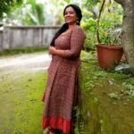 Manju Pathrose Instagram – 🎶 അന്നെൻ്റെ ഉൾചുണ്ടിൽ തേൻ തുള്ളി നീ..
ഇനിയെൻ്റെ ഉൾപൂവിൽ മിഴിനീരു നീ..🎶

👗:@fathisdesignerstudio
📸:@sinu215
📸:@greeshmaa_ramesh_