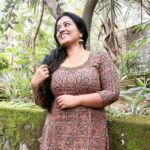 Manju Pathrose Instagram – 🎶 അന്നെൻ്റെ ഉൾചുണ്ടിൽ തേൻ തുള്ളി നീ..
ഇനിയെൻ്റെ ഉൾപൂവിൽ മിഴിനീരു നീ..🎶

👗:@fathisdesignerstudio
📸:@sinu215
📸:@greeshmaa_ramesh_