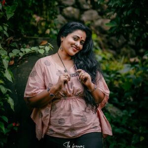 Manju Pathrose Instagram - നിൻ്റെ കണ്ണുകൾക്ക് അതിനുള്ള ശക്തിയില്ല.... പ്രണയത്തെ ഒളിപ്പിക്കാൻ,...
thank you for the wonderful clicks dear
📸@slq_frames