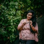 Manju Pathrose Instagram - നിൻ്റെ കണ്ണുകൾക്ക് അതിനുള്ള ശക്തിയില്ല.... പ്രണയത്തെ ഒളിപ്പിക്കാൻ,... thank you for the wonderful clicks dear 📸@slq_frames