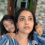 Manju Pathrose Instagram - എന്ത് ചെയ്താലും തോളത്ത് ഉണ്ടകും..... എൻ്റെ കുഞ്ഞാറ്റ 🦜🐦🐥🐥🐥