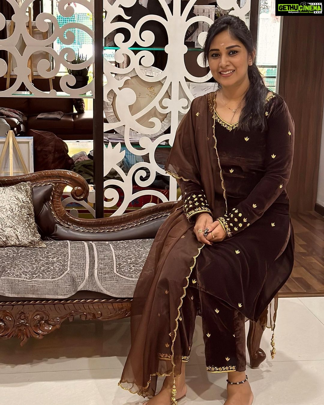 Manjula Paritala Instagram - #all abt Sankranthi #sankrantispecial #sankranthisambaralu #ethnicwear #velvetdress #maggamwork #velvetdress @wardrobe.talks