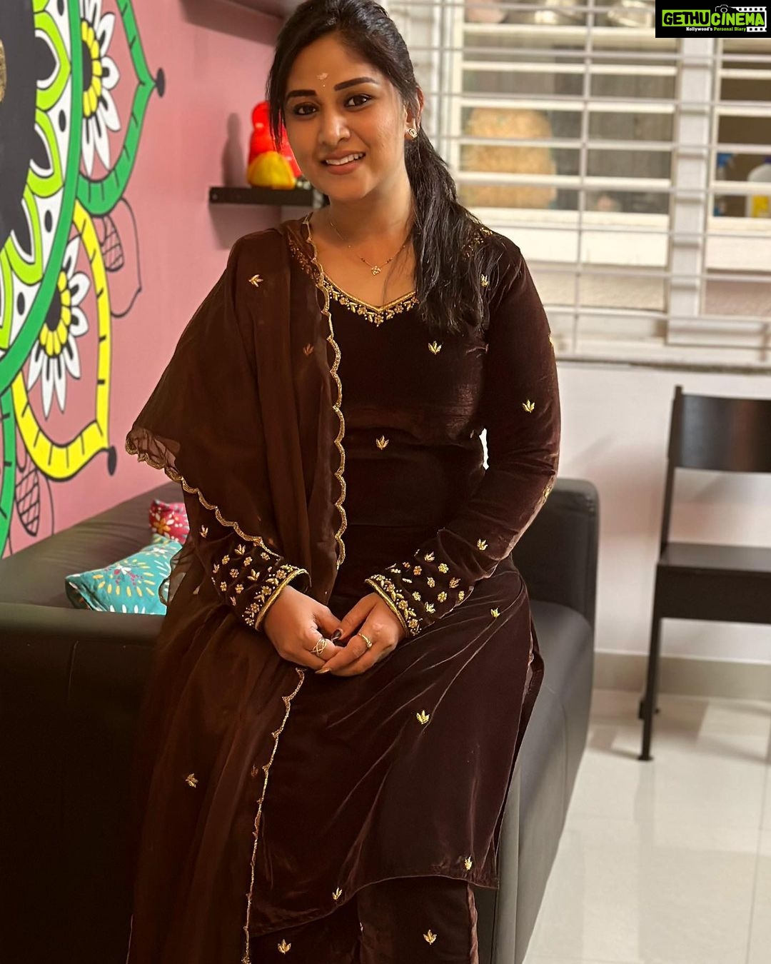 Manjula Paritala Instagram - #all abt Sankranthi #sankrantispecial #sankranthisambaralu #ethnicwear #velvetdress #maggamwork #velvetdress @wardrobe.talks