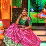 Manjula Paritala Instagram - #♥️💚 #dress @label_dwarakas #📸📸 @yadala.ashok #ethnicwear #starmaaevent #sankranthi #padmavati #psdmavatiinspirestyle #manjulanirupam #traditionalwear #traditional